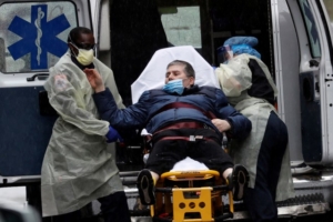 Sejumlah warga di sekitar Rumah Sakit Mount Sinai di Manhattan, New York City, Amerika Serikat, memberikan dukungan terhadap petugas medis, Senin (13/4) Foto: Reuters/Mike Segar