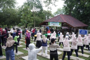 Di Bawah Rindangnya Pepohonan, PT TIMAH Ajak Masyarakat Hidup Sehat Lewat Senam Bersama