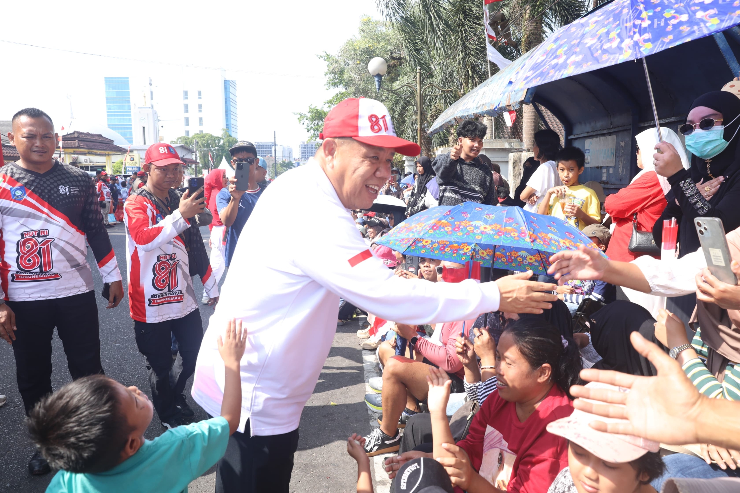 Gubernur Hidayat Arsani Lepas Pawai HUT ke-81 RI, Semarakkan Pangkalpinang Dengan Semangat Kebersamaan